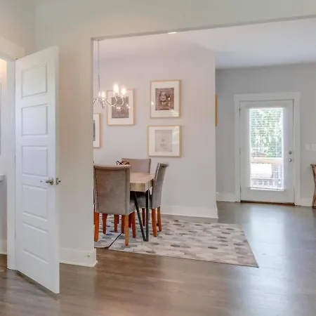 Hilltop Charmer Super Close To Downtown Three Bedroom Holiday home