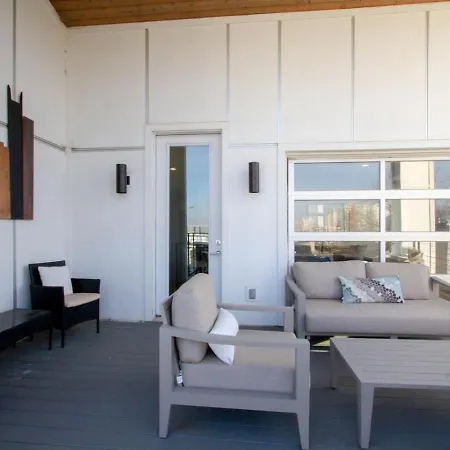 Panoramic View 8 Comfy Beds Multilevel Townhome Holiday home *