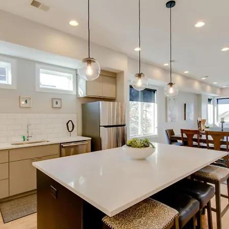 Panoramic View 8 Comfy Beds Multilevel Townhome Holiday home