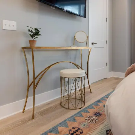 Luxury Downtown Townhome Elevated Skyline Views * Nashville