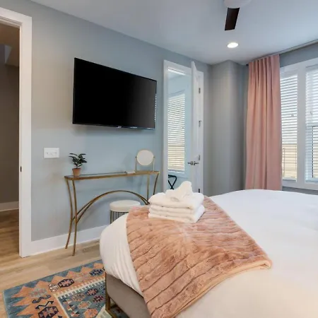 Luxury Downtown Townhome Elevated Skyline Views * Nashville