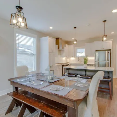 Luxurious Extraordinaire Three Bedroom Downtown Action Holiday home Nashville