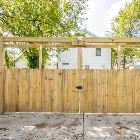 Luxurious Extraordinaire Three Bedroom Downtown Action * Nashville