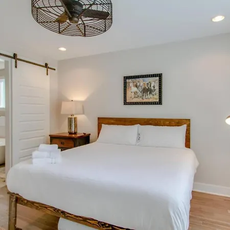 Luxurious Extraordinaire Three Bedroom Downtown Action Holiday home