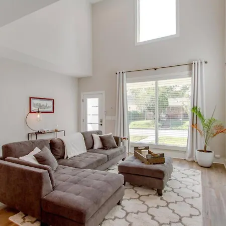 Luxurious Extraordinaire Three Bedroom Downtown Action *