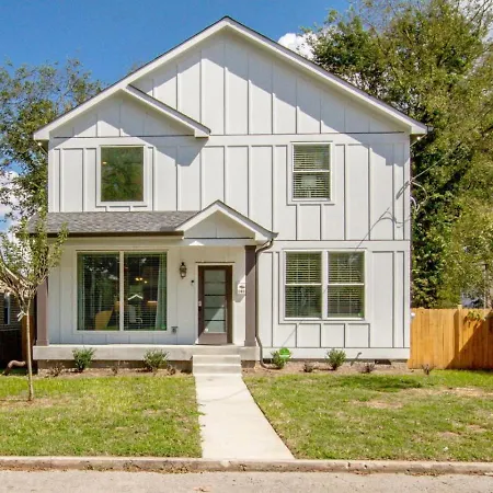 Luxurious Extraordinaire Three Bedroom Downtown Action Nashville