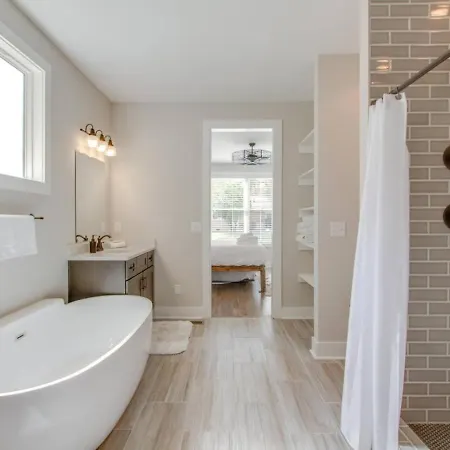 Luxurious Extraordinaire Three Bedroom Downtown Action Holiday home
