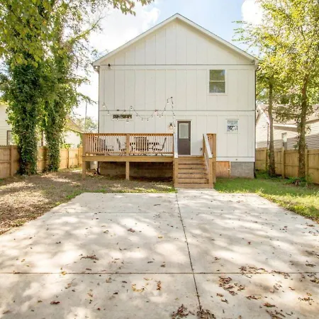 Luxurious Extraordinaire Three Bedroom Downtown Action Holiday home *
