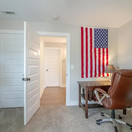 Luxurious Extraordinaire Three Bedroom Downtown Action * Nashville