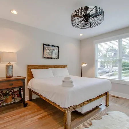 Luxurious Extraordinaire Three Bedroom Downtown Action Holiday home *