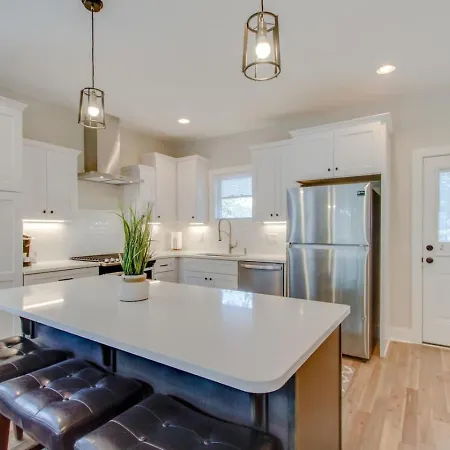 Luxurious Extraordinaire Three Bedroom Downtown Action Holiday home Nashville