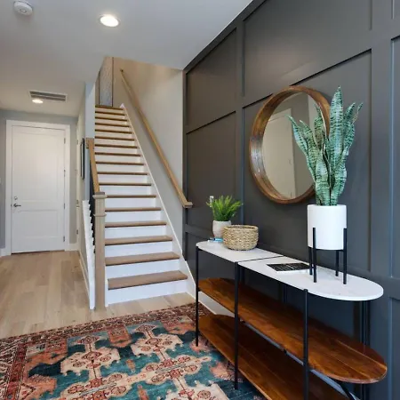 Luxury Downtown Townhome Elevated Skyline Views * Nashville