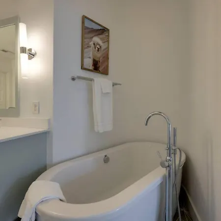Stunning West End Walkable Area