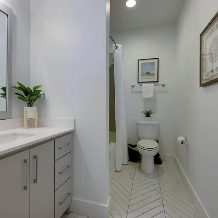 Holiday home Stunning West End Walkable Area