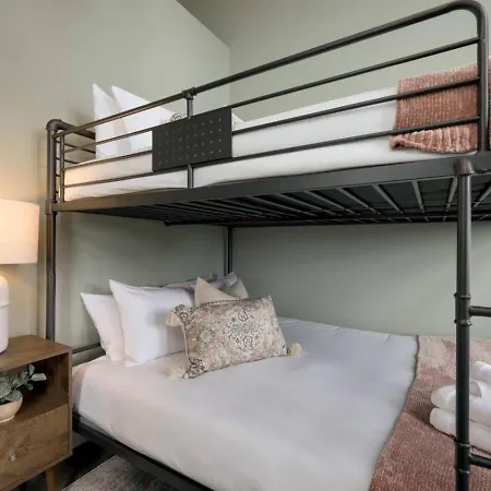 Stunning West End Walkable Area *