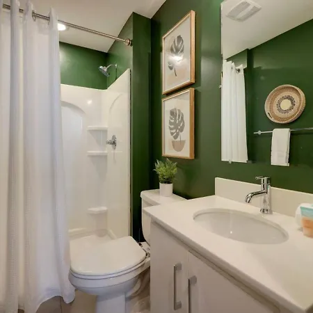 Stunning West End Walkable Area Holiday home *