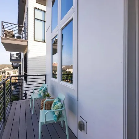 Stunning West End Walkable Area Holiday home