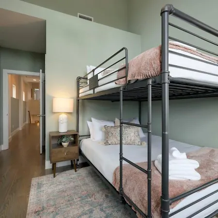 Stunning West End Walkable Area Holiday home Nashville