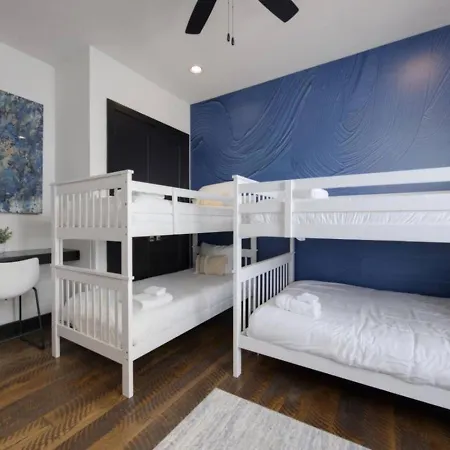 Blue Dreams 4 Bedroom 4.5 Bath With Rooftop Lounge