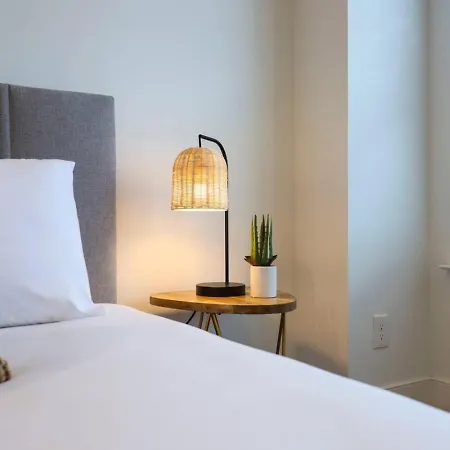 Minutes To Broadway Modern Gated Townhome Holiday home
