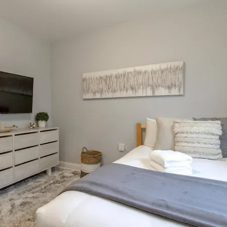 Music Charmer Tons Of Beds Thirty Day Minimum Holiday home *