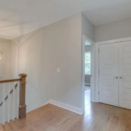 Spacious With 7 Beds 4 Bedrooms And 2.5 Bathrooms *
