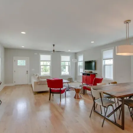 Spacious With 7 Beds 4 Bedrooms And 2.5 Bathrooms *