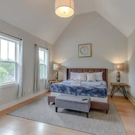 Spacious With 7 Beds 4 Bedrooms And 2.5 Bathrooms Nashville