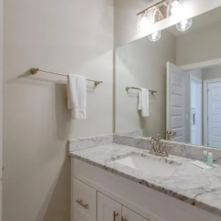 Spacious With 7 Beds 4 Bedrooms And 2.5 Bathrooms Holiday home Nashville
