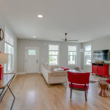 Spacious With 7 Beds 4 Bedrooms And 2.5 Bathrooms *