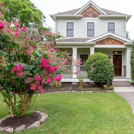Southern Comfort Huge Private Backyard *