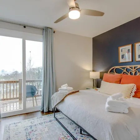 Skyline Views Romantic Fun Downtown Location Holiday home