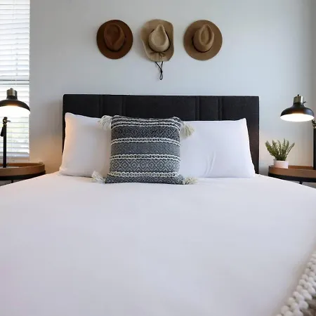 Minutes To Broadway Stunning Townhome Holiday home *
