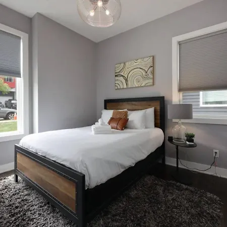 Southside Extraordinaire Walk To Gulch Lux Four Bedroom Holiday home Nashville