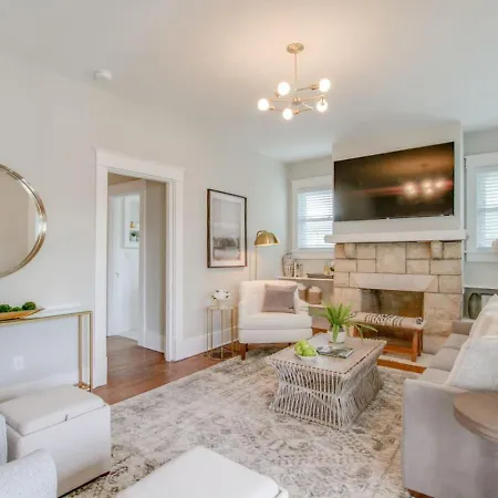 Holiday home The Pink Door Beauty Stunning And Fresh Nashville