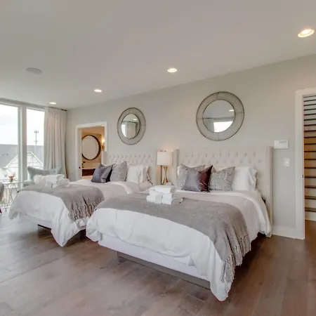 The Dove Downtown Modern Huge Rooftop Deck Gulch Holiday home *