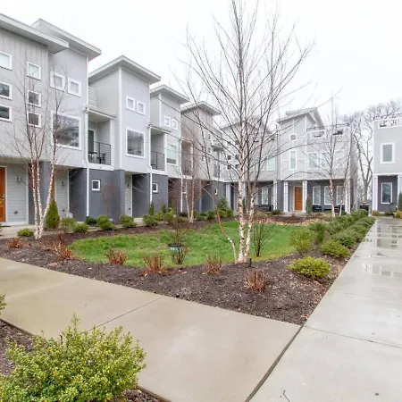 Holiday home Ultra Modern Pad Minutes To Downtown Comfortable Beds