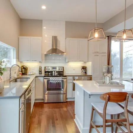 Ultra Modern Pad Minutes To Downtown Comfortable Beds Holiday home Nashville