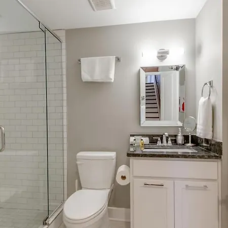 Ultra Modern Pad Minutes To Downtown Comfortable Beds Holiday home