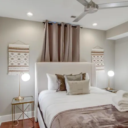 Holiday home Ultra Modern Pad Minutes To Downtown Comfortable Beds