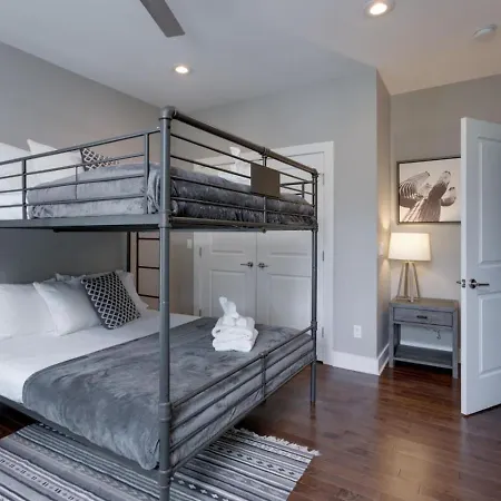 Holiday home Ultra Modern Pad Minutes To Downtown Comfortable Beds