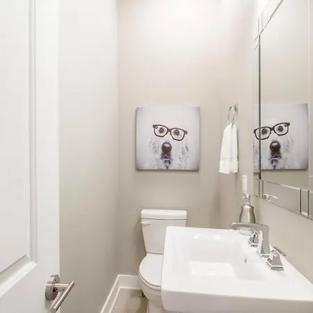 Ultra Modern Pad Minutes To Downtown Comfortable Beds