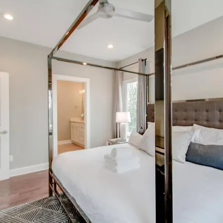 Holiday home Ultra Modern Pad Minutes To Downtown Comfortable Beds