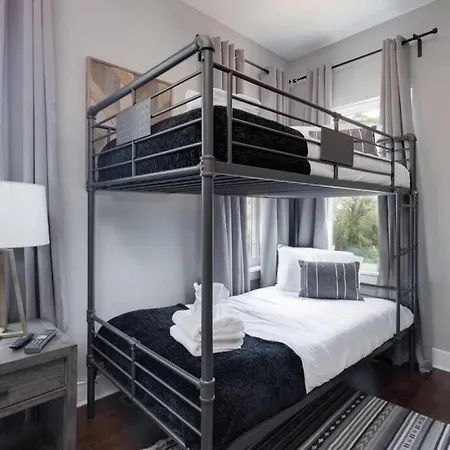 Ultra Modern Pad Minutes To Downtown Comfortable Beds Holiday home *