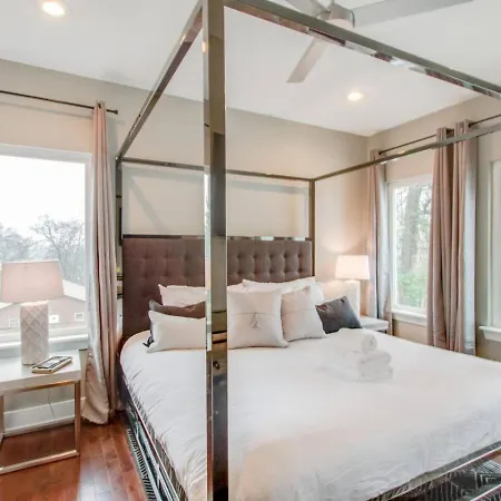 Holiday home Ultra Modern Pad Minutes To Downtown Comfortable Beds *