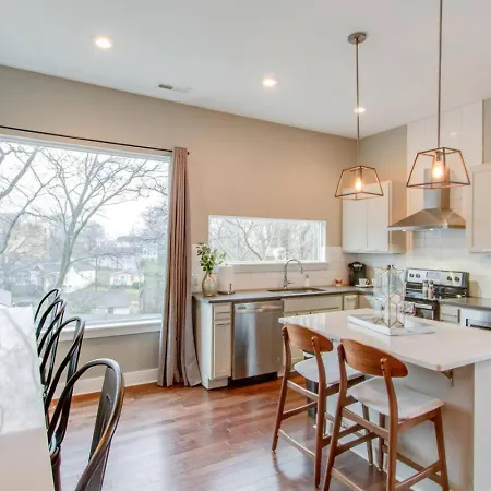 Holiday home Ultra Modern Pad Minutes To Downtown Comfortable Beds