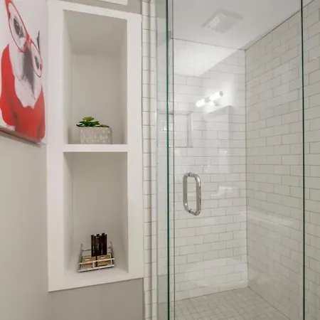 Ultra Modern Pad Minutes To Downtown Comfortable Beds