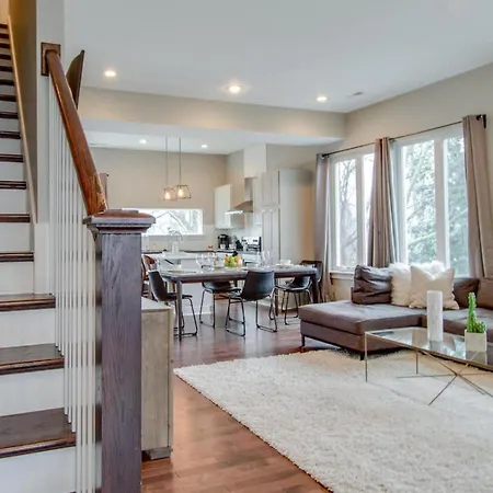 Holiday home Ultra Modern Pad Minutes To Downtown Comfortable Beds