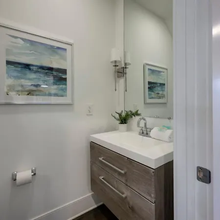 Holiday home West Side Charmer Convenient Location *