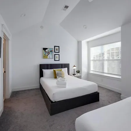 West Side Charmer Convenient Location Holiday home *